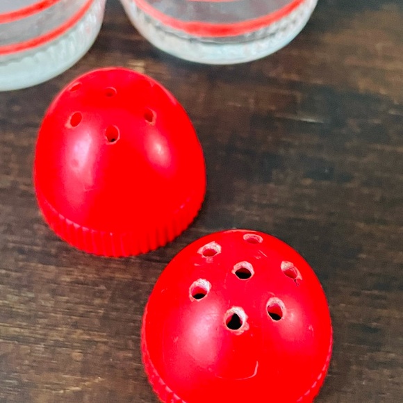 SOLD Vintage Retro Red Stripe Salt & Pepper Shakers❤️🧂 - Picture 7 of 9
